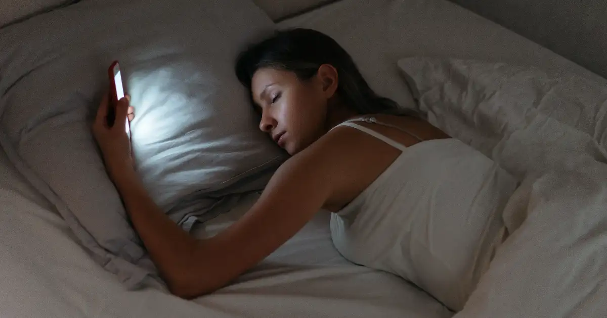 Sono- telas, melatonina e recuperação — como dormir melhor reduzindo estímulos