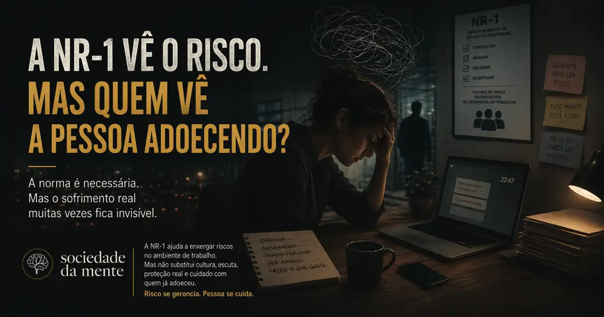 Trabalhadora exausta diante do computador, representando adoecimento no trabalho, riscos psicossociais e os limites da NR-1 na saúde mental.